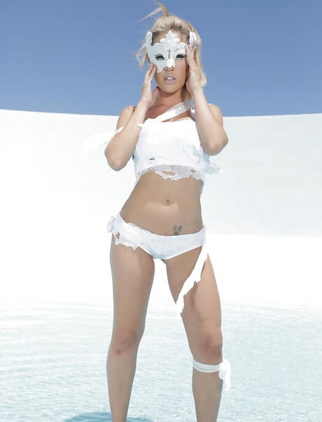 Wicked: مغر بلوندي الشقراء جبهة مورو كابري كافاني يحب صنم القدم بالقرب من المسبح