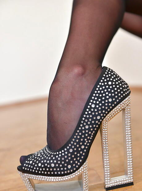 Splendido alleato dai capelli scuri russi Breelsen nello spettacolo fetish del piede
