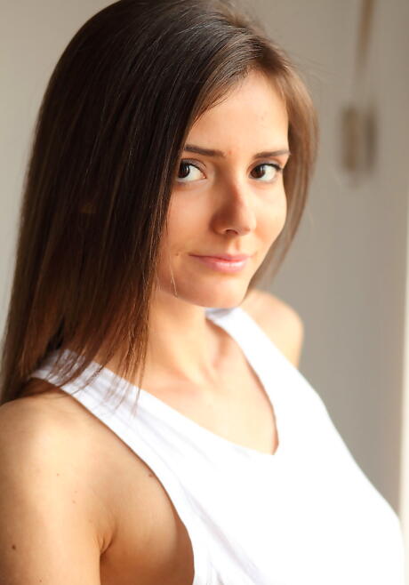 Zeer aantrekkelijke Amerikaans donkerharige jeugdige zonneschijn legt grote kloppen bloot en verspreidt haar benen
