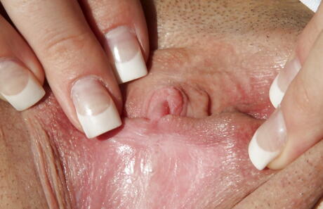 Peachy American Pornstar Alison Tyler zeigt große Titten und verbreitet ihre Beine
