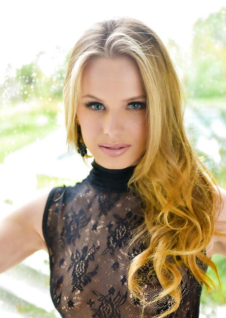 Zeer aantrekkelijke Amerikaanse pornoster Jillian Janson legt kleine tieten en sexy kont buiten bloot
