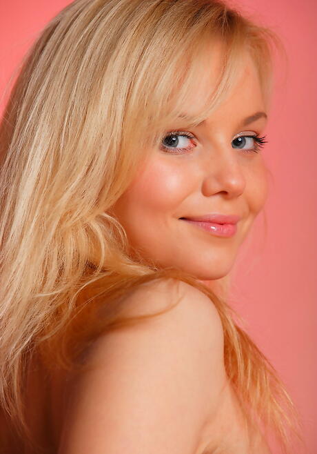 여우 같은 금발의 젊은 제니스 A가 뜨거운 발 페티쉬를 만듭니다.
