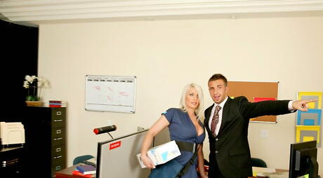 Urocza kanadyjska Milf Sadie Swede w ładnej spódnicy wywierconej w jej cipce po gorącym lodziku
