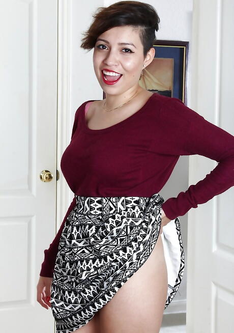 Luscious American Teen Natalie Odom onthult grote knockers en harige twat
