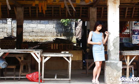 Hot japonés cabello oscuro Hottie Saki Ninomiya en falda elegante descubriendo pequeñas tetas y coño peludo
