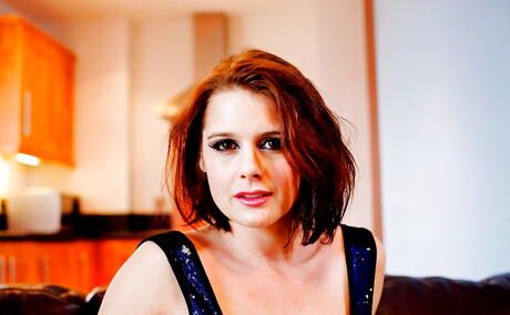 Meget attraktiv britisk Milf Karina Currie i erotisk galleri
