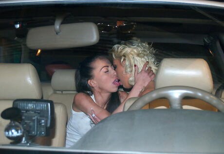 Atrakcyjne dziewczyny Veronica Jett i Aubrey Addams lizanie soczystych cipek podczas gorącego seksu lesbijek
