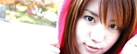 若瀬七海がセクシーな下着姿でお尻を露出
