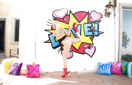 تكشف سامانثا روني النجمة الإباحية الأمريكية الممتازة عن مؤخرتها في الخارج
