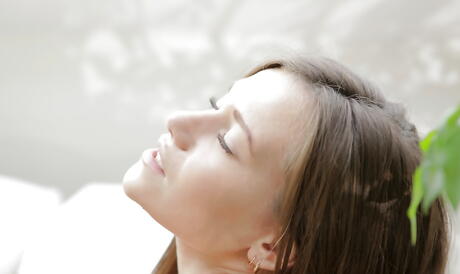 Hotties minces Eileen et Subil Arch en unie sexy léchant les chattes juteuses dans le sexe lesbien chaud
