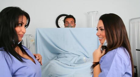 Förtrollande skönheter Sophia Lomeli och Holly West har fantastiska trekantaktioner
