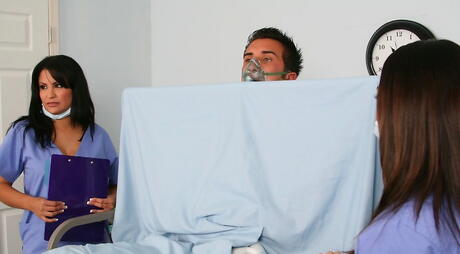 Fortryllende skønheder Sophia Lomeli og Holly West Nyd fantastiske trekløver action
