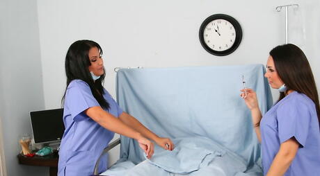 Fortryllende skønheder Sophia Lomeli og Holly West Nyd fantastiske trekløver action
