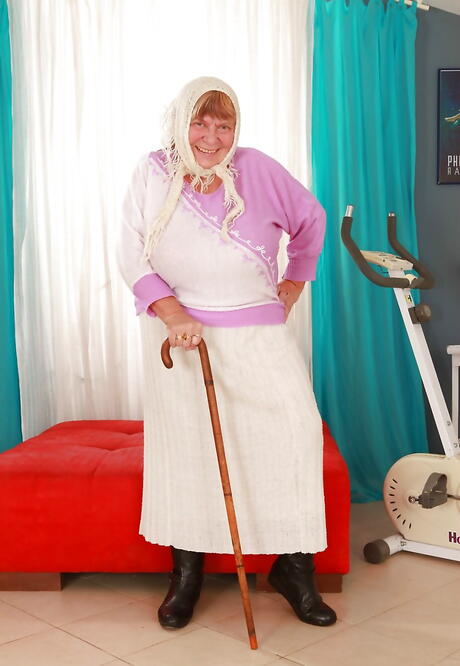 Nieuwsgierige oma sara g in sexy poseren galerij
