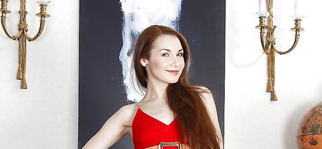 Foxy Russian Teen Stacy Snake Bares Tiny bryster og onanerer med sexlegetøj
