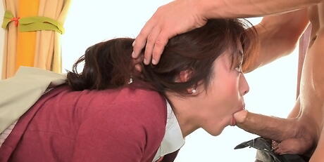 Luscious Japanse tiener marica hase in chique rok die op staaf zuigt en neemt een sperma -explosie in haar mond
