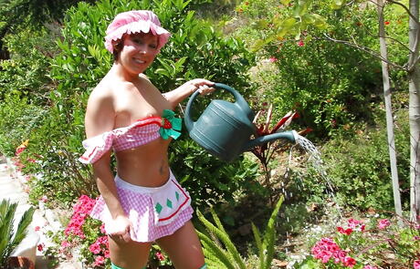 Sexy American Hottie Julie Night in fantasia gonna le barre il sedere e la vagina fuori
