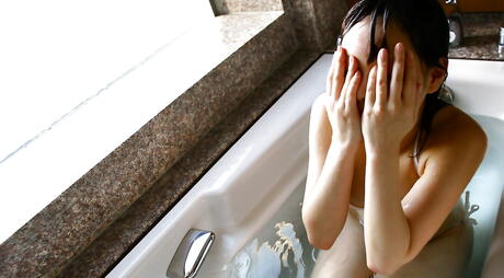 Impresionante adolescente japonesa Hina Tachibana expone grandes tetas y trasero caliente en el baño
