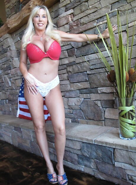 Excellente épouse américaine Sandra Otterson expose les gros seins et les fesses
