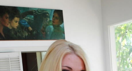 큰 가슴과 섹시한 엉덩이를 드러낸 섹시한 속옷 차림의 미국 금발 미녀 쉬나 쇼를 초대합니다.
