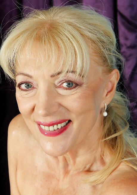 란제리를 입은 매우 매력적인 금발의 자넷 레슬리 할머니가 엉덩이를 드러내고 다리를 벌리고 있습니다.
