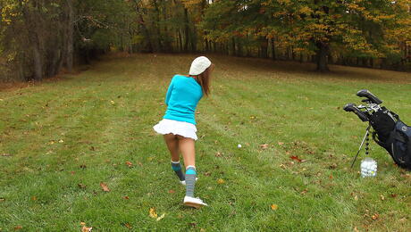 Välformad amerikansk tonåring Gigi Rivera som ställer ut små bröst och onanerar med sexleksak utomhus
