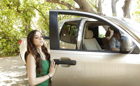 La superbe étoile Tiffany aux cheveux noirs américains montre son cul en plein air

