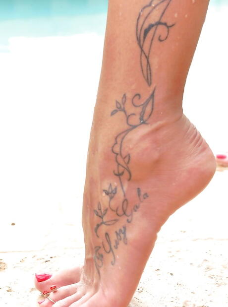 Fascinerende latina hottie susy gala in prachtige bikini in vervelende voetfetisj bij pool
