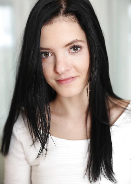 Slank tsjekkisk brunette tenåring anie kjære i fint skjørt som avdekker bittesmå pupper og stapper henne snatch med et leketøy
