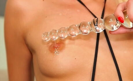 Euro Sex Parties: Foxy Ukrainian Teen Ivana Sugar nelle calze denuda piccole tette e mette un giocattolo nella sua fica