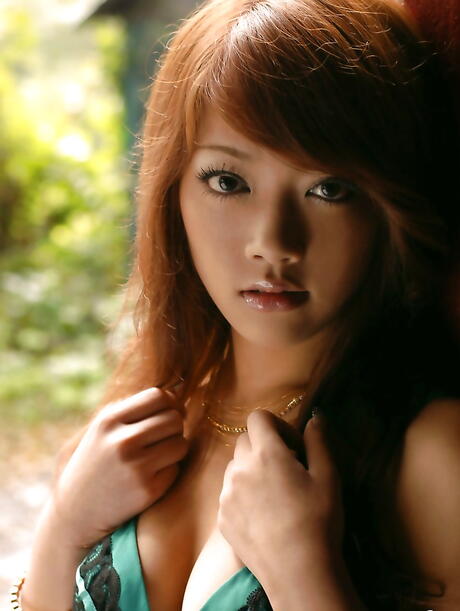 Luscious japonês jovem mai kitamura em roupas íntimas quentes revelando peitos pequenos e buceta fofa
