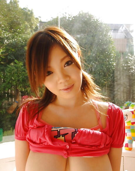 La encantadora cutie japonesa Nami Ogawa muestra grandes tetas y traseros
