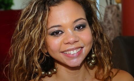 Ciekawy łacińska nymole mac dobrze ssanie ogromnej pręta i bierze twarz
