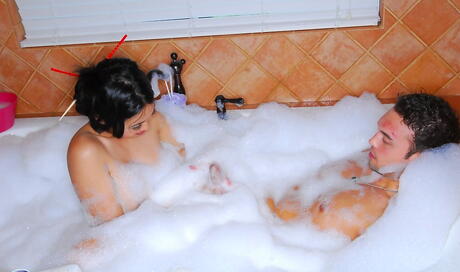 Impressionante American Milf Mika Tan fodiu com força no banho
