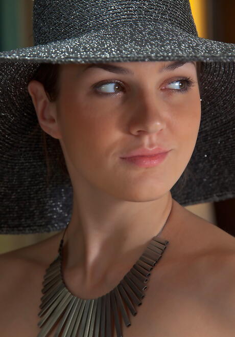 Gracile jeune Vanda B présente de gros seins et une chatte chauve
