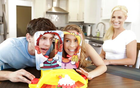 Ford de jóvenes estadounidenses bien americano en pantalones cortos elegantes chupa y folla enorme polla
