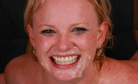 Fristende amerikansk blond Milf Hayley Rivers godt suger stang og nyder et sperm skud i munden
