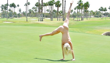 スレンダーなアメリカ人ブロンド若者のシエラ・ネバダがセクシーなショートパンツ姿で小さなおっぱいとセクシーなお尻をプールで露わにする。
