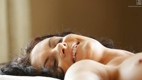 21 Naturals: Verbluffende Hongaarse bom Leanna zoet haalt haar kont in en speelt