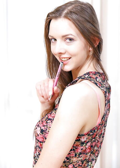 シルフのようなブルネットの若いレリーナ・ルーリーがセクシーなランジェリー姿でお尻を露出し、脚を広げる。
