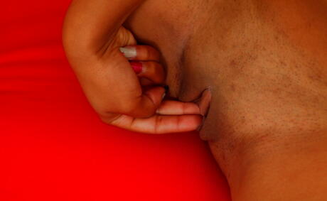 狐媚的美国少女卡拉-哈特利穿着花式短裤，露出屁股打飞机
