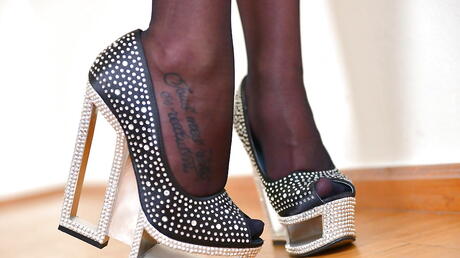 ロシアの黒髪美女アリー・ブリーセンがセクシーな下着姿で足フェチ・アクションを披露。
