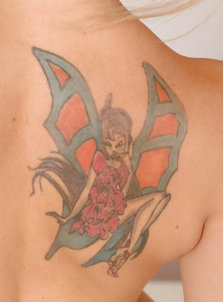 Härlig asiatisk blond hottie miyuki son i shorts som visar stora hooters och sissy
