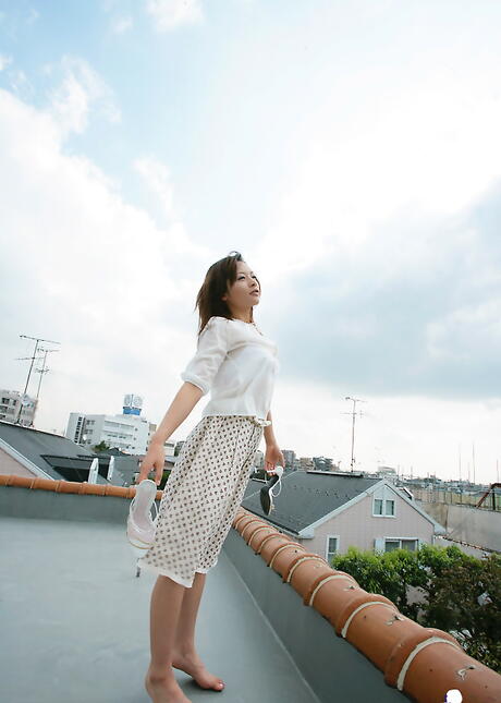 Excelente nena japonesa Koisaya en lencería muestra grandes tetas y culo caliente
