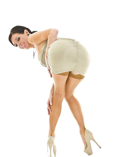 Sexy American Milf Veronica Avluv wystawiający duże piersi i tyłek
