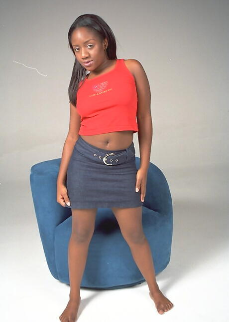 Adorabile milf andrea in gonna denuda grandi tette e figa calva
