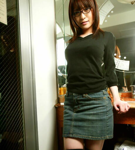 Znakomita japońska tsukasa pokazuje swój tyłek w seksownej bieliźnie i kochającym dildo na świeżym powietrzu
