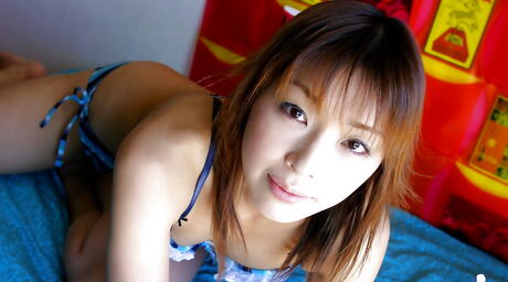 Gracile japonês gracinha megumi yoshioka em posar quente na câmera
