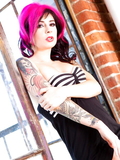 Incrível American Milf Joanna Angel em saia sexy mostrando sua bunda e buceta fofa
