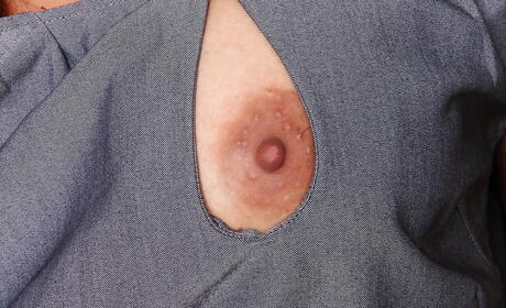 Excelente milf estadounidense Abby Melon exponiendo grandes tetas y difundiendo las piernas
